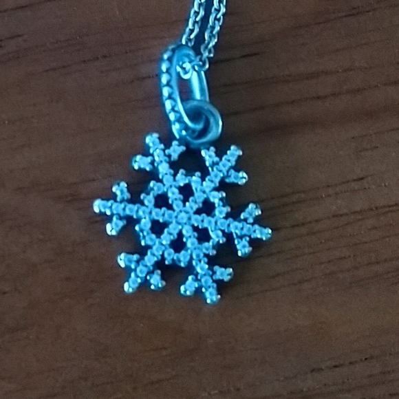 Pandora Winter Kiss Pendant and Chain - Picture 2 of 4